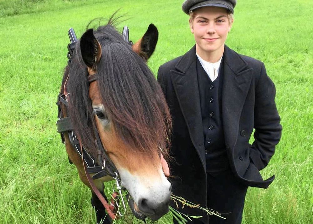 17-årige Emil med sin häst Ulan, här under inspelningen av filmen därav de tidstypiska kläderna.
