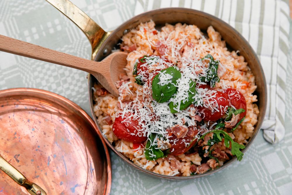 Elleholms lyxiga risotto med svenska tomater och bacontopping blir lätt en favoriträtt.