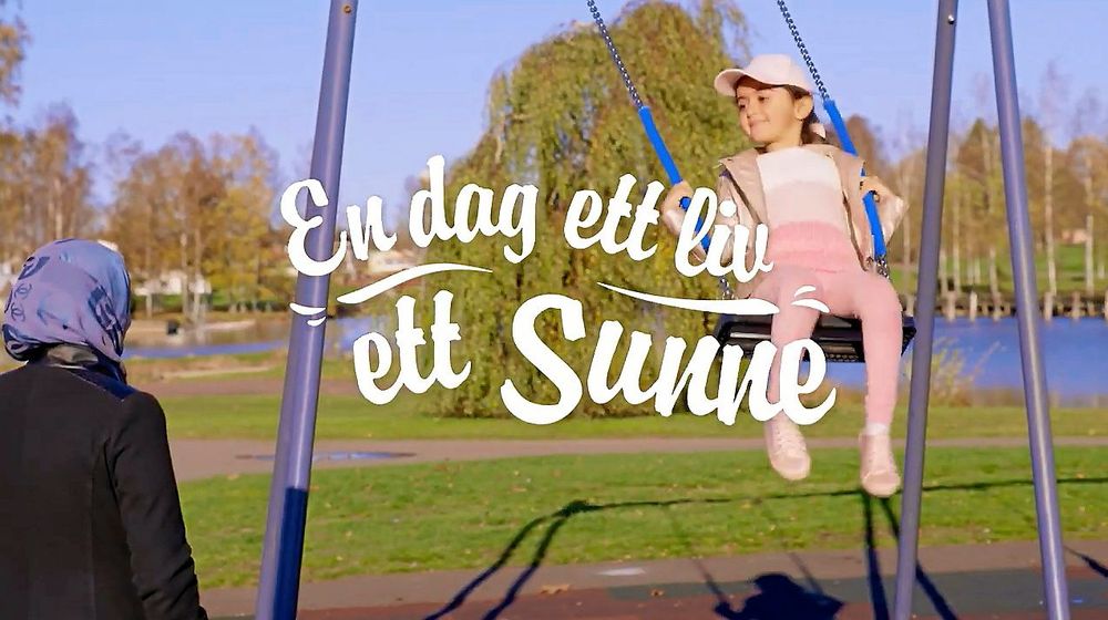 I Sunne kommuns film får vi möta Nour Aghy och hennes barn som älskar livet i den värmländska staden.