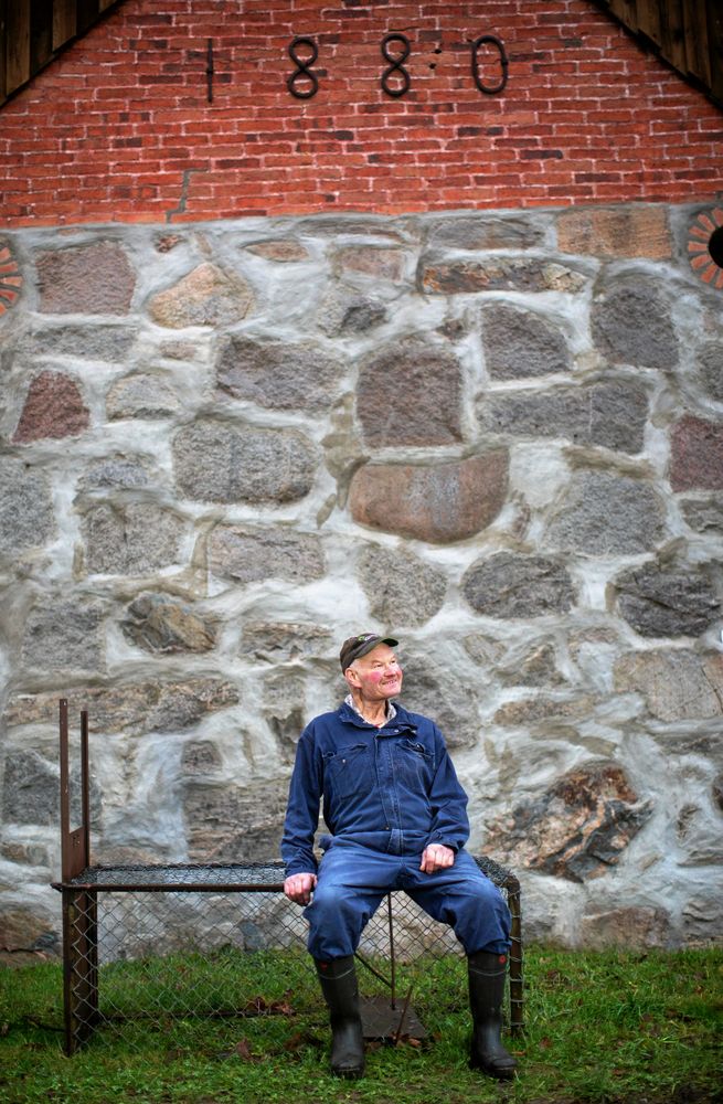 Roland vid den gamla ladans stenmurade vägg.