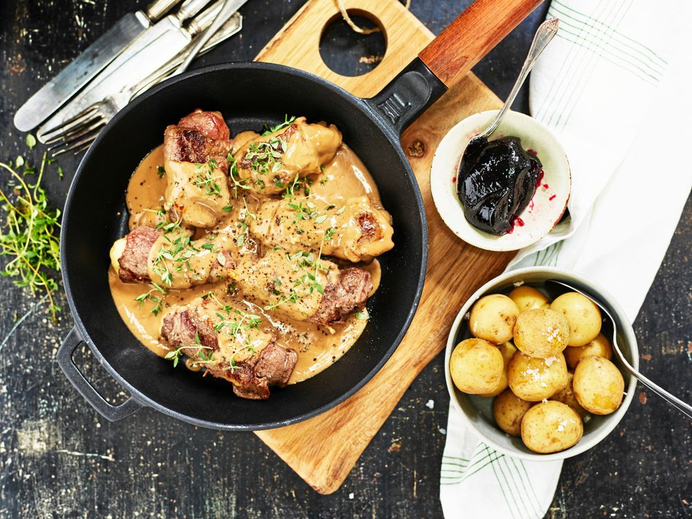 Lövbiffsrullader serveras med gräddsås och kokt potatis.