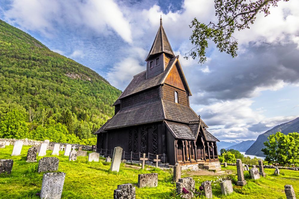 Urnes stavkyrka i Norge är en stavkyrka på gården Ornes vid Lustrafjorden är byggd av fetvedsvirke i mitten av 1100-talet.