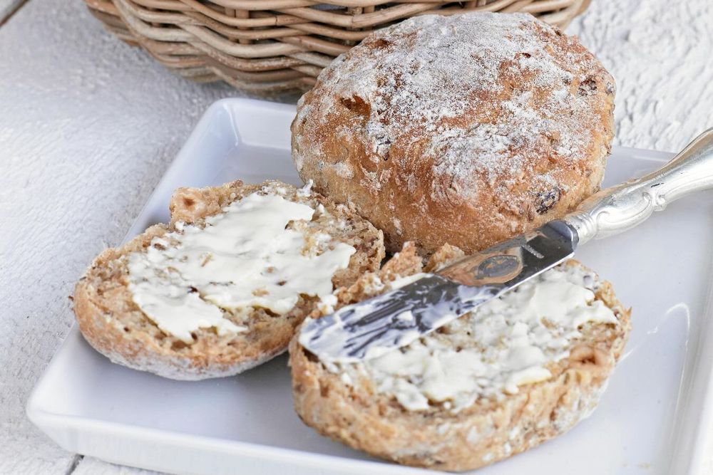 Energi att klara dagen får du med små bröd fyllda av torkad frukt, nötter och frön.