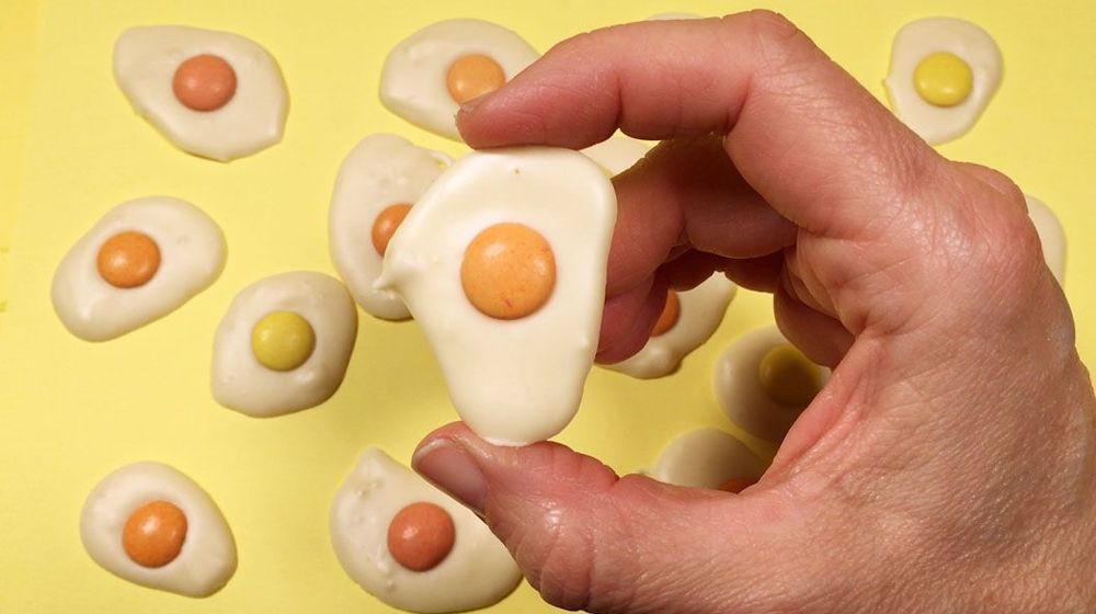 Snabblagat påskgodis med vit choklad och chokladknappar.