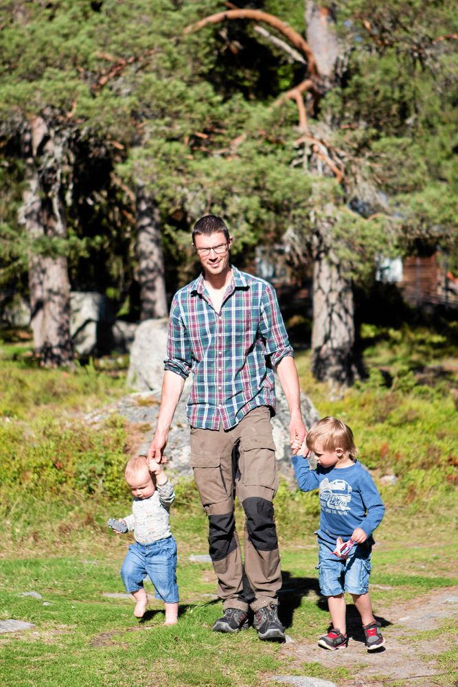 Under sommaren på fäboden blir livet enklare och familjen kommer varandra nära. Här går pappa Olle på promenad med två av sönerna, Milo och Sid.