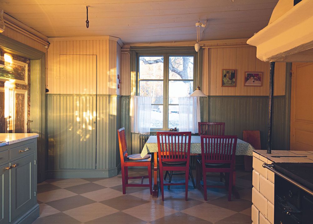 Ett varsamt renoverat kök med karaktär av tidigt 1900-tal i prästgård från 1770.