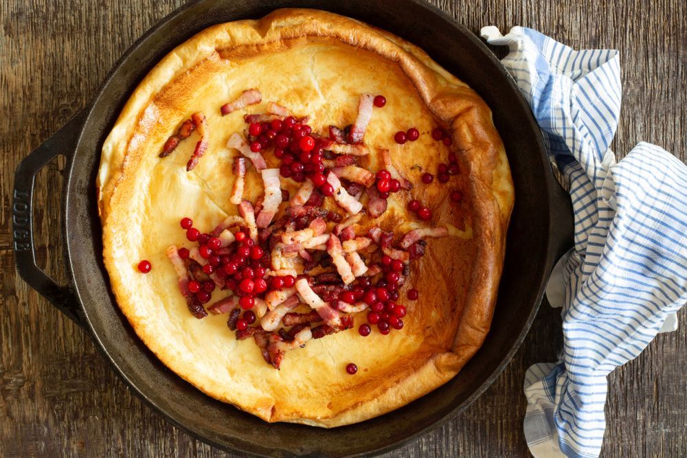 Ugnspannkaka toppad med lingon och bacon.