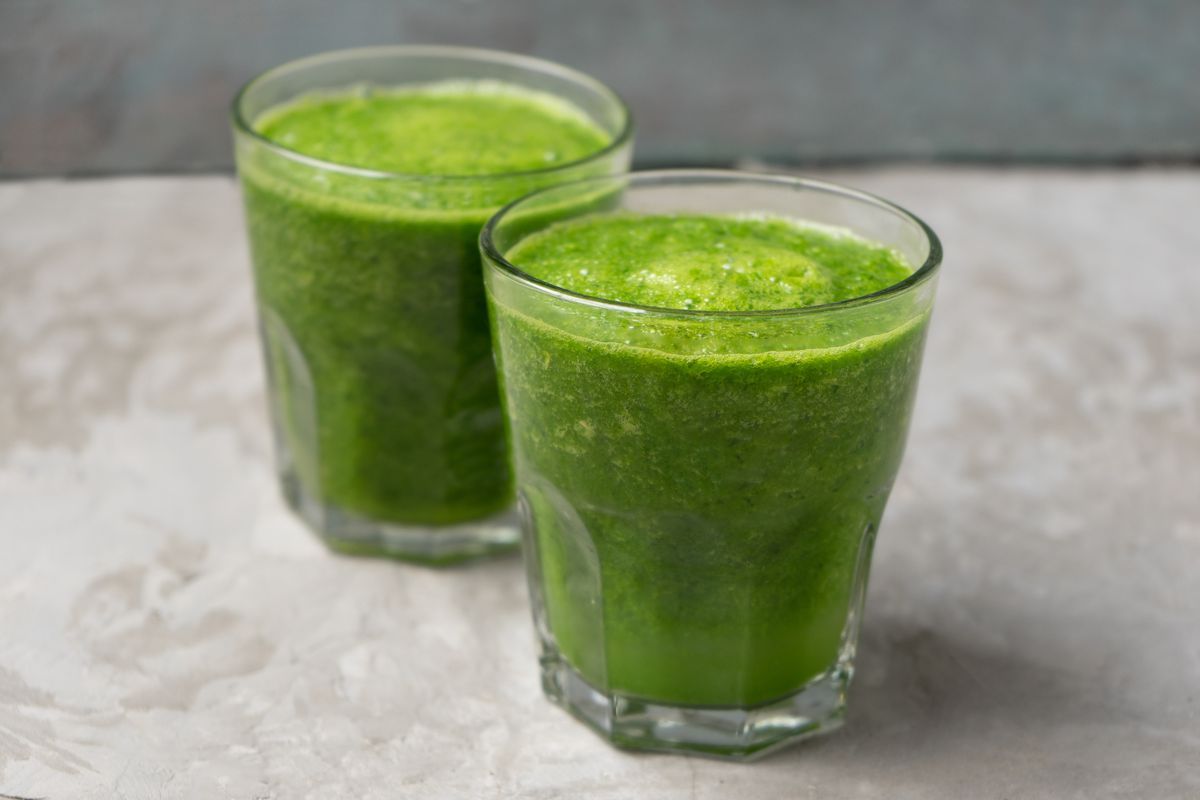 Två glas med grönt smoothie.