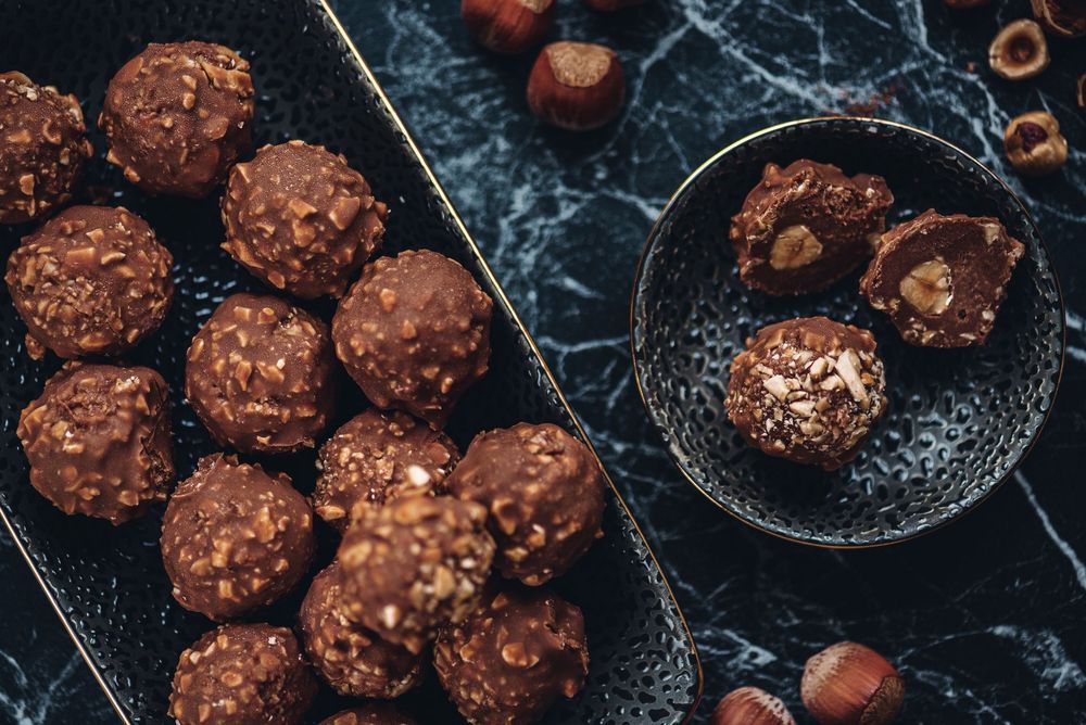 Hemgjorda Ferrero Rocher-kulor i skål.