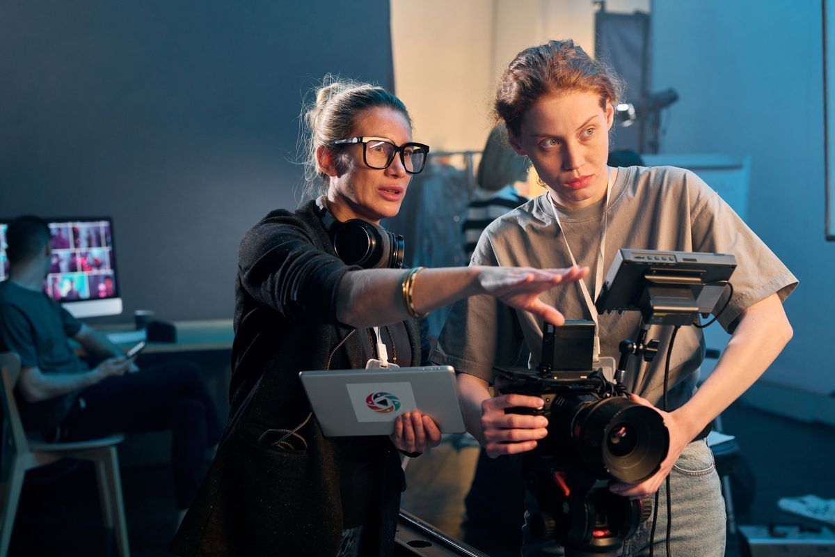 Två personer på filminspelning, en instruerar medan den andra håller kamera