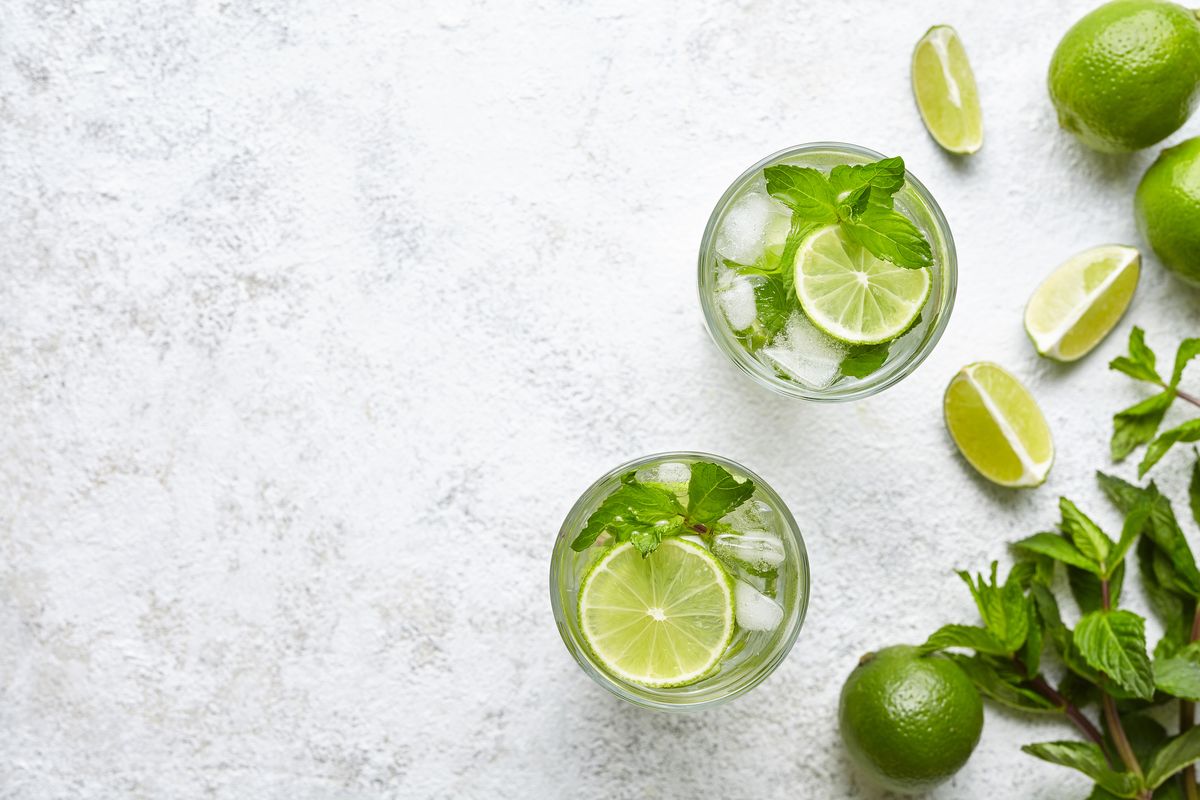 Två glas med drinken mojito och limeskivor