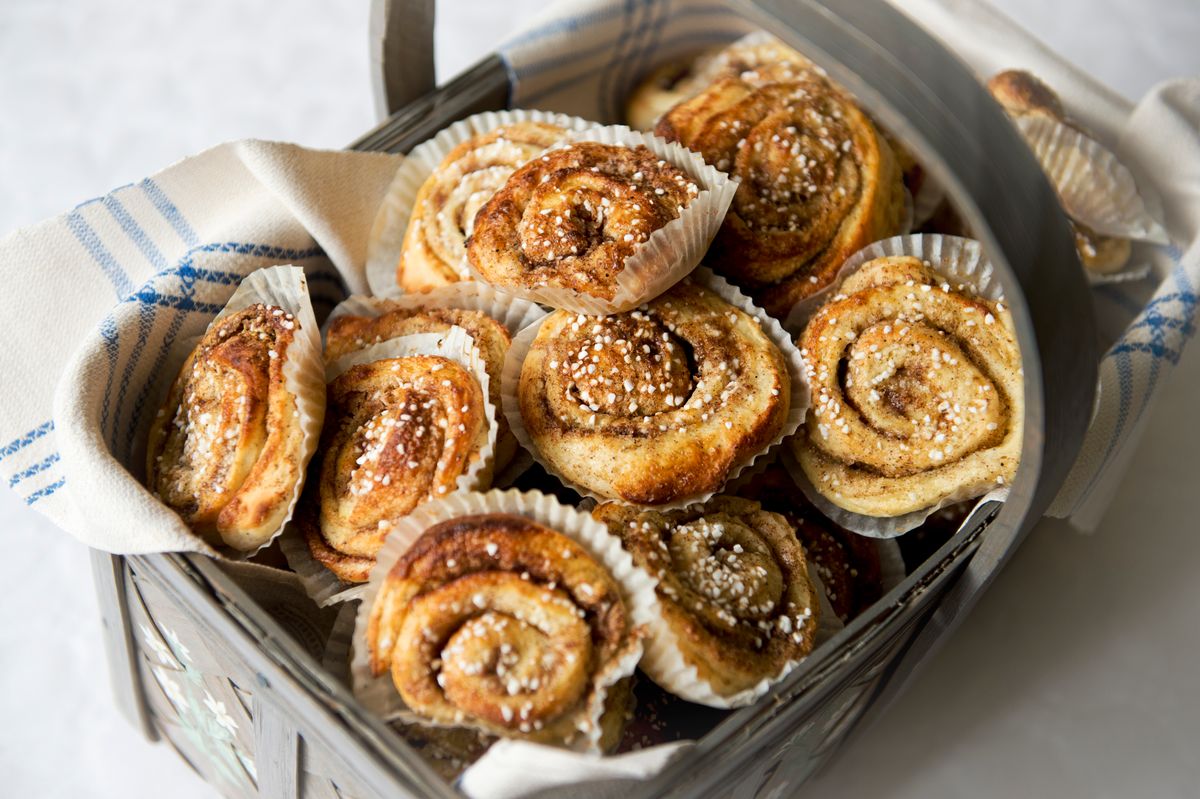 En korg med kanelbullar.