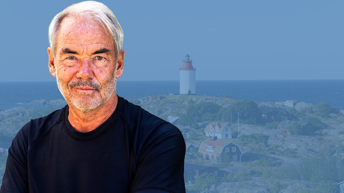Petter Karlsson framför dimmad kustvy med fyr och små hus vid havet