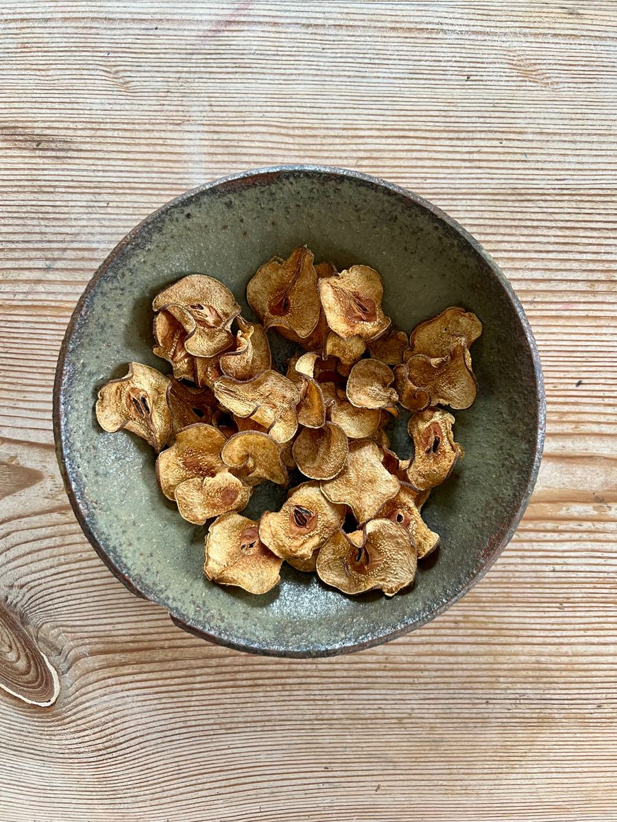 Päronchips i skål.