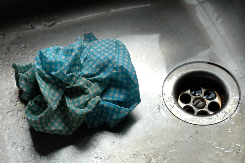 Smutsig disktrasa i köksvask.