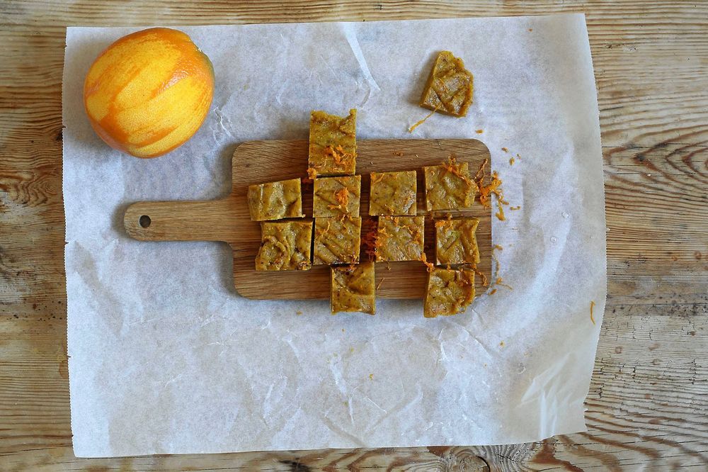 Apelsin och tärnad fudge på skärbräda.