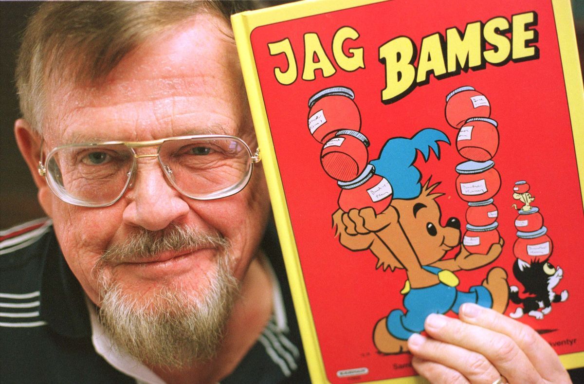 Rune Andréasson håller upp boken Jag Bamse.