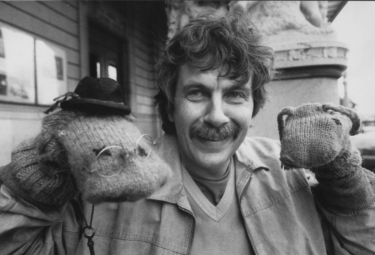 Svartvit bild från 1984 på Staffan Westerberg.
Med två av strumpfigurerna ur barnprogrammet Lillstrumpa och Syster Yster på villovägar.
