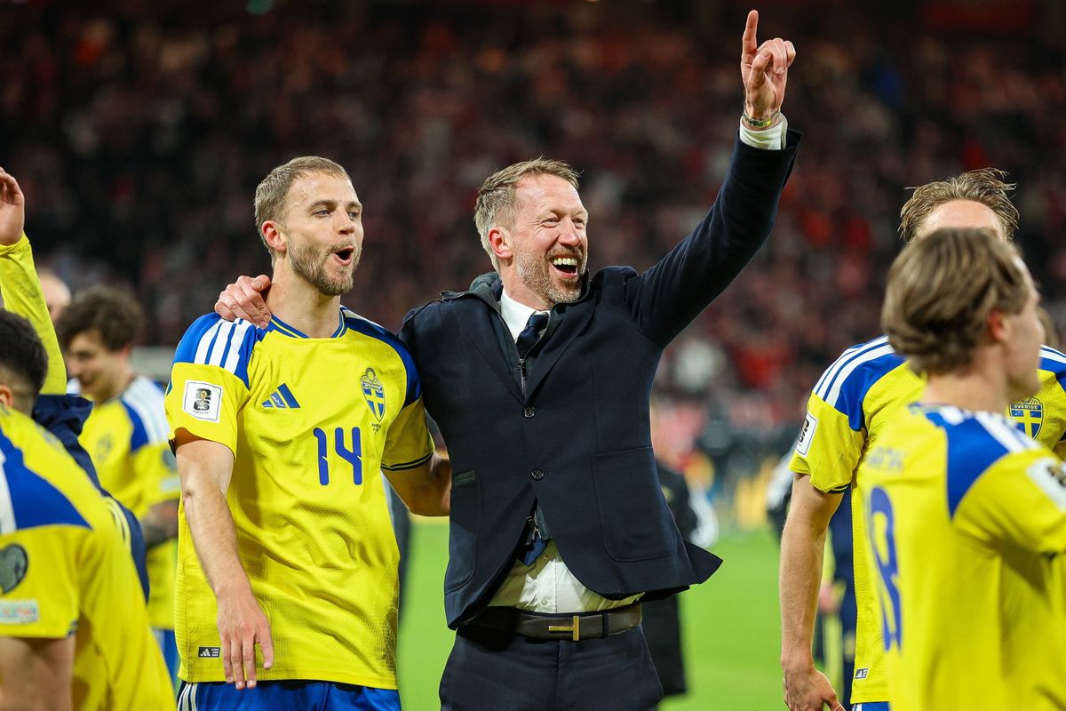 Svenska fotbollsspelare och tränaren Graham Potter jublar på planen efter match