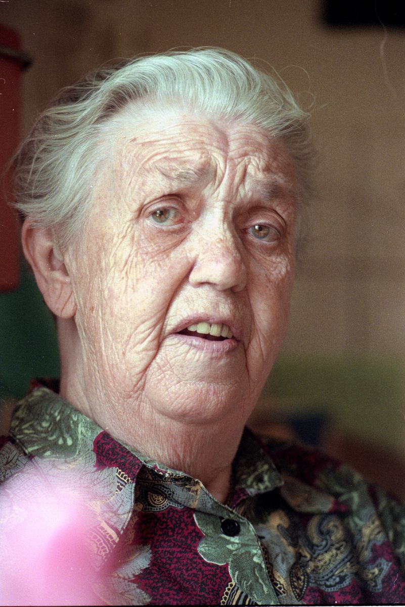 Hanna Löv, äldre person med grått hår ser in i kameran i ett inomhusporträtt