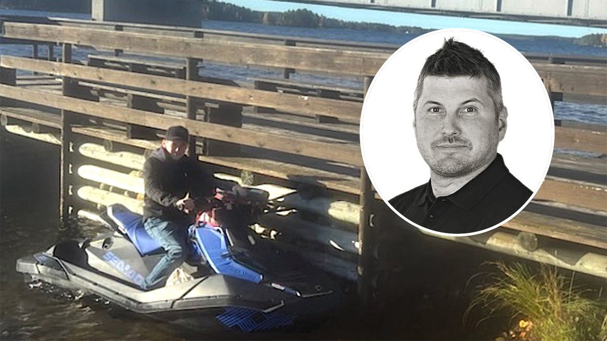 Pär på vattenskoter under träbro, med infälld porträttbild i svartvitt.