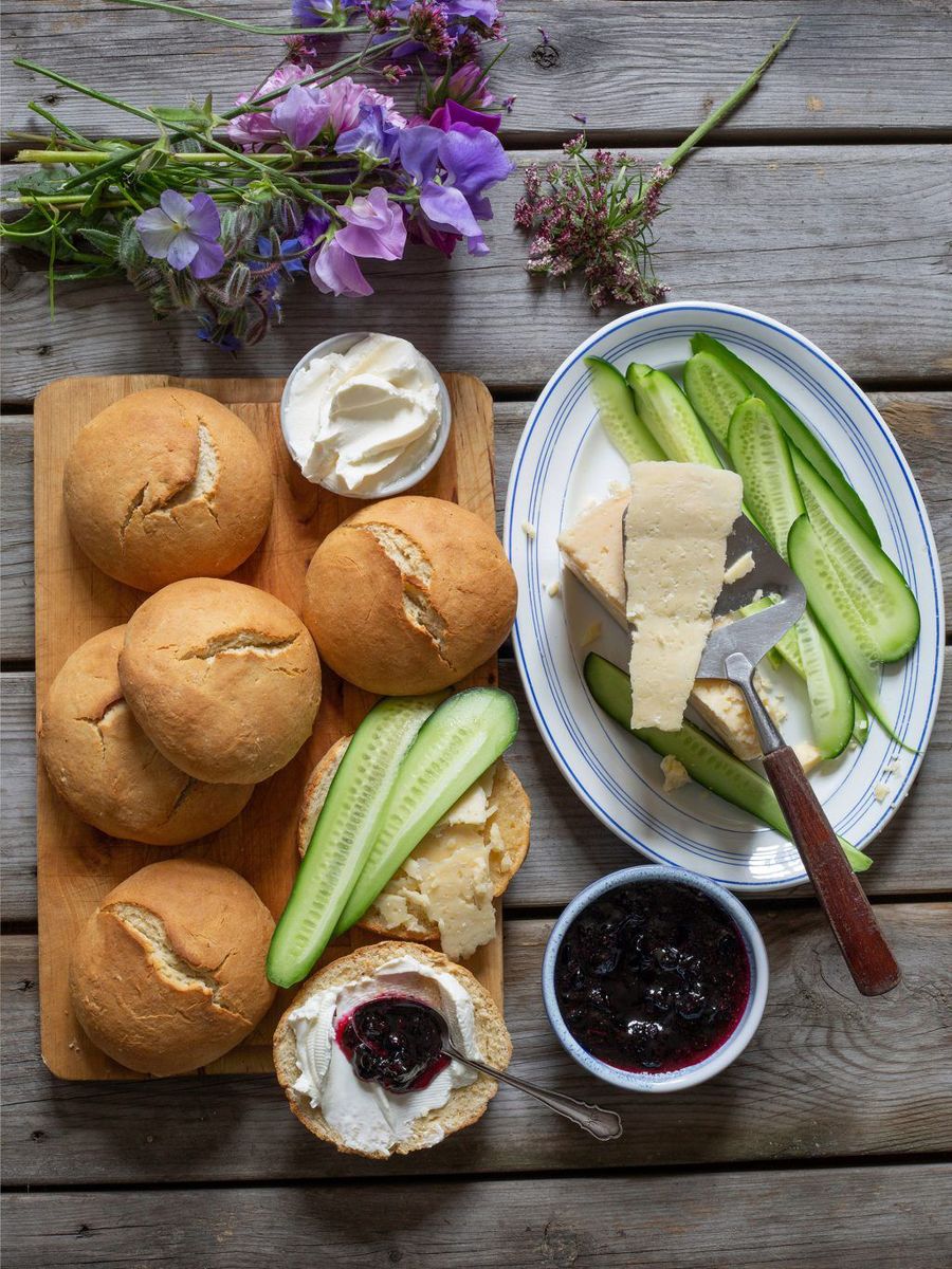 Scones på skärbräda.