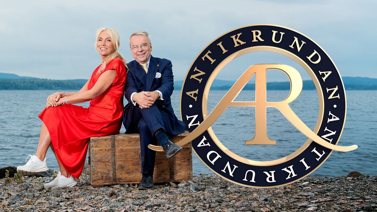Anne Lundberg i röd klänning och Knut Knutsson i blå kostym sitter vid en sjö med Antikrundan-logga framför sig
