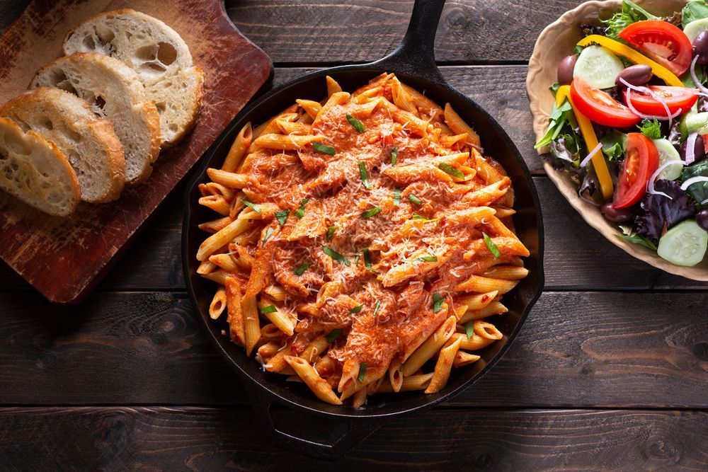 Penne alla vodka i gjutjärnspanna på bord.
