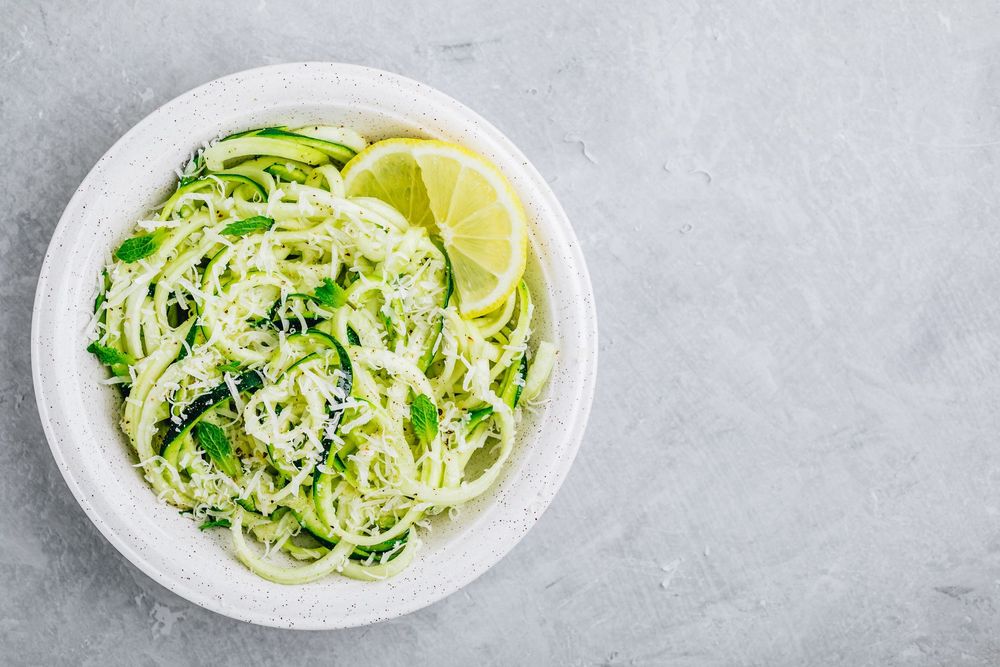 Pasta gjord på zucchini på tallrik.