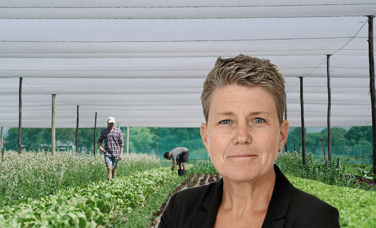 Porträtt av kvinna framför odling med två personer som arbetar på åkern