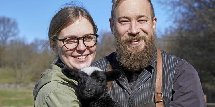 Sofia och Kristofer har både djur och smedja på sin gård