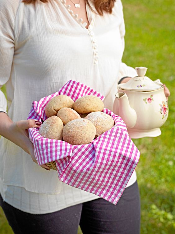 Förbered dagen innan för nybakade härliga frallor till frukost, de här blir ovanligt luftiga och goda.