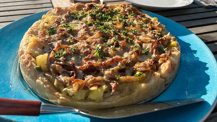 Färskpotatispaj med karamelliserad lök