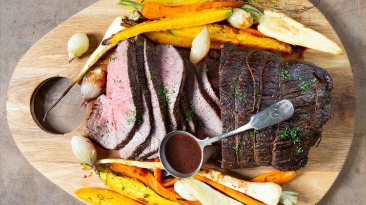 Helstekt rostbiff med rödvinssås