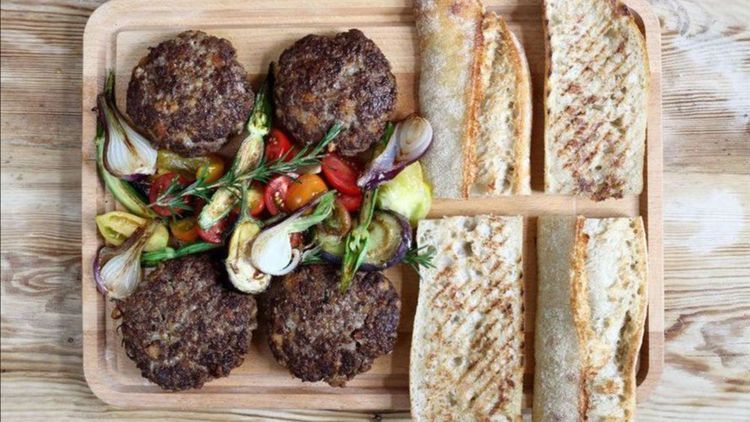 Gott på grillen: Kryddiga färsbiffar av vildsvin