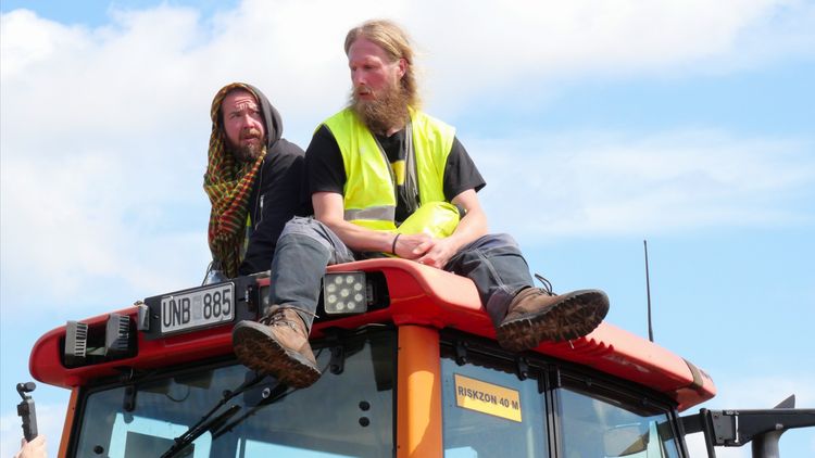Aktivister på traktorernas tak stoppar torvbrytningen