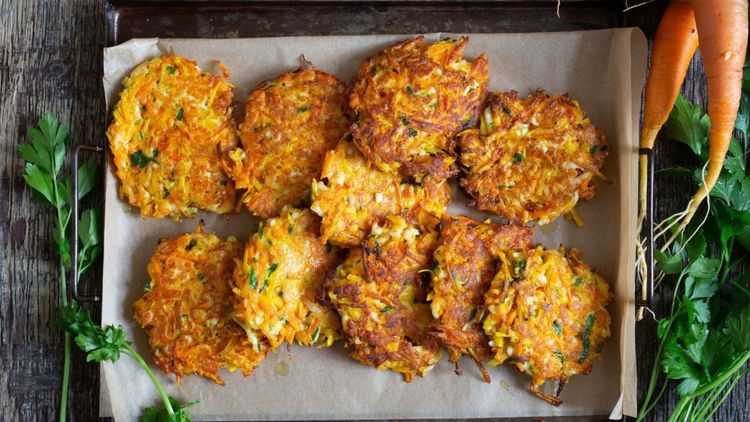 Frasiga morotsfritters med grillost