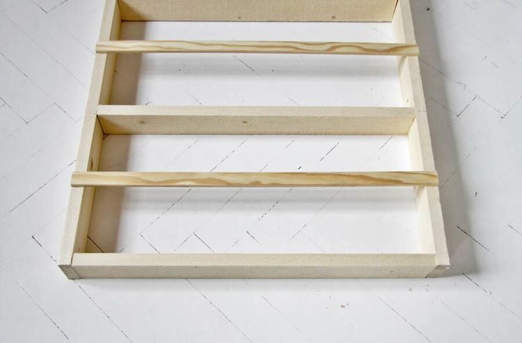 Snickra en tallrikshylla till köket!