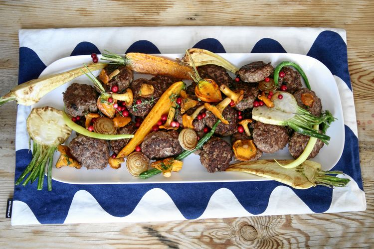 Servera gärna biffarna med ugnsrostade rotsaker, smörstekta kantareller och lingon. Foto: Katarina Ekeström