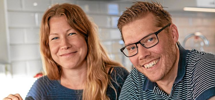 Vännerna grep in och räddade Lari och Elin