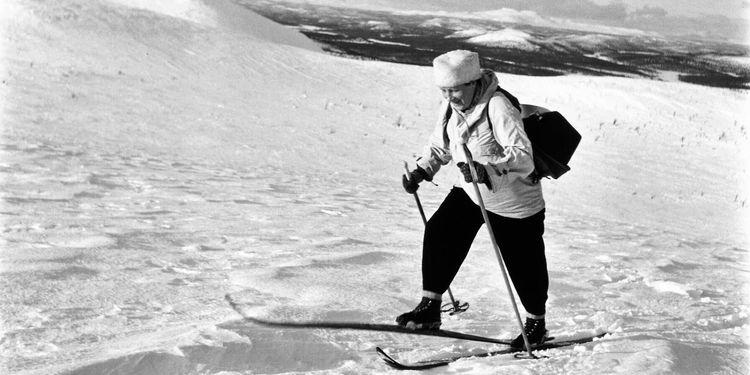 Hon var barnmorskan i väglöst land – förlöste rikskända ”ödemarksbabyn”