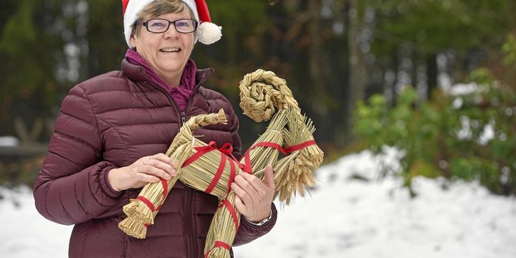 Britas unika halmslöjd riskerar att dö ut: ”Inga yngre håller på med det här”