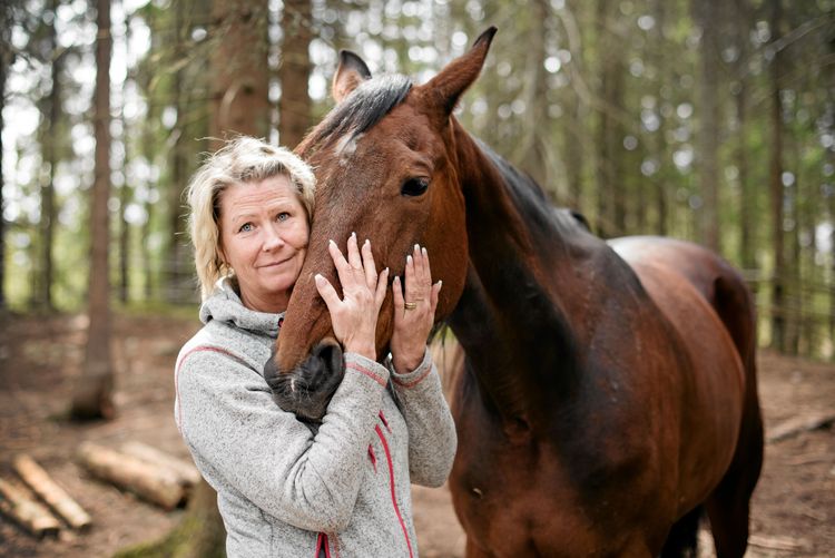 Trots den fruktansvärda hästolyckan har Eva kärlek till hästar aldrig sviktat. Hon var aldrig rädd utan i början mest orolig för att hon inte skulle orka jobba med hästar. Här med varmblodet Perry.