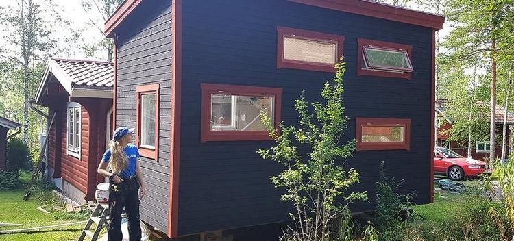 Lina, 19 tar bostadsbristen i egna händer – bygger minihus på hjul