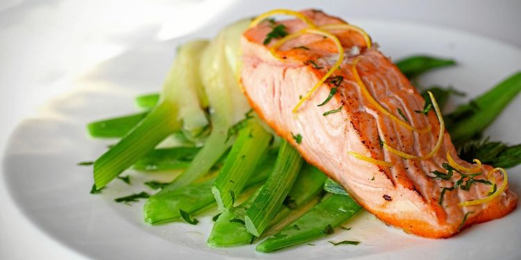 Ta hjälp av experten! Fyra tips på vin till varmrökt lax