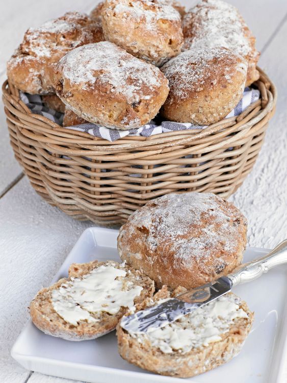 Energi att klara dagen får du med små bröd fyllda av torkad frukt, nötter och frön.