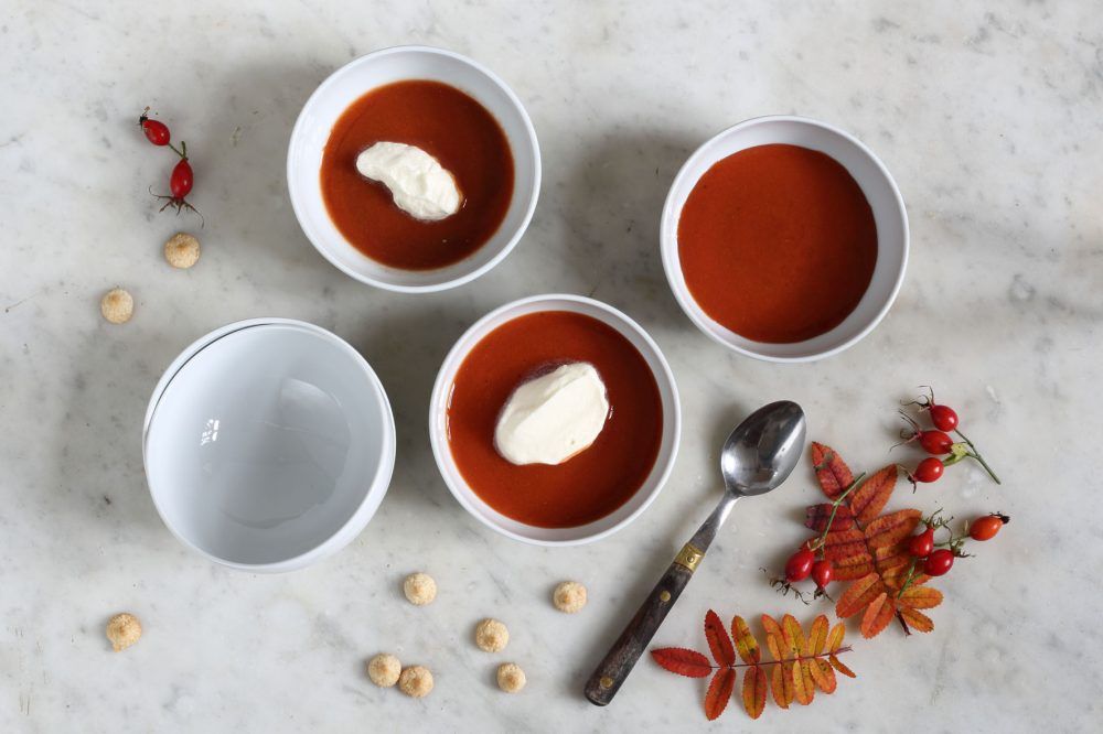 Nyponsoppa i skålar.