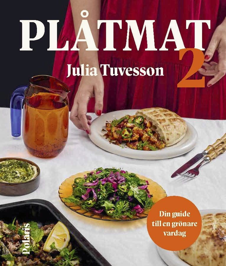 Kokboksomslag Plåtmat 2 med rätter på ett bord och en hand som håller i en skål.