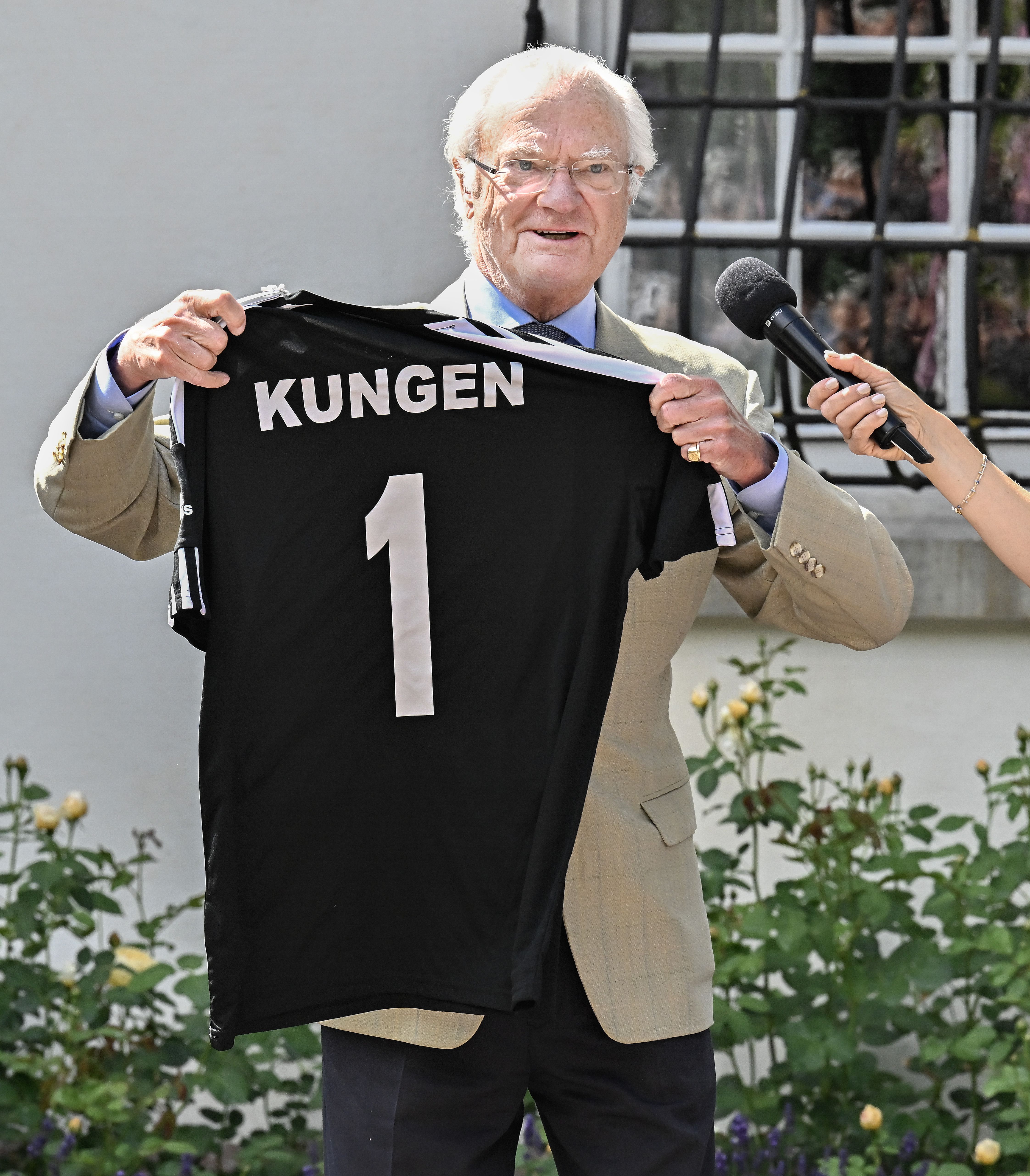 BORGHOLM 20230707
Kung Carl Gustaf med en lagtröja som kungen fick av årets Ölänning Bitte Börjesson som är medlem i Glömminge Algustrums IF.

Kung Carl XVI Gustaf tillsammans med drottning Silvia och kronprinsessan Victoria  delade på fredagen ut priset till Årets Ölänning som i år blev Bitte Börjesson från Glömminge på Öland. Motiveringen är att Bitte med sitt brinnande engagemang för den lokala föreningen har skapat förutsättningar för generationer av öländska ungdomar att hitta lusten till idrotten. Priset delades ut på Sollidens slott på Öland.
Foto: Jonas Ekströmer / TT / kod 10030

   

 