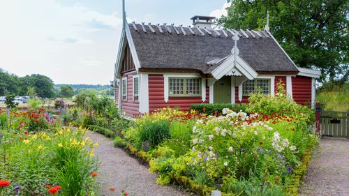 Nu blommar Tjolöholms allmogeby – se den färgsprakande trädgården